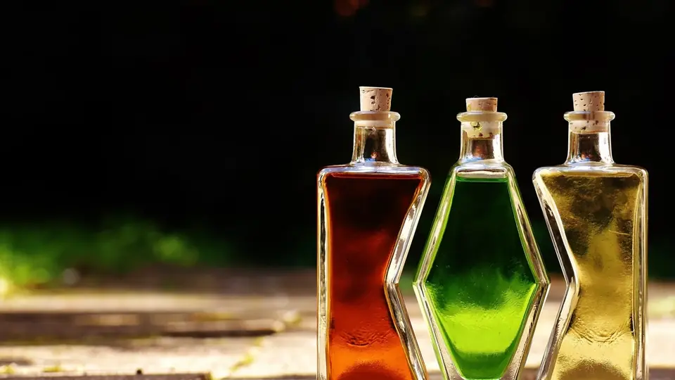 Een rij parfumflessen naast elkaar