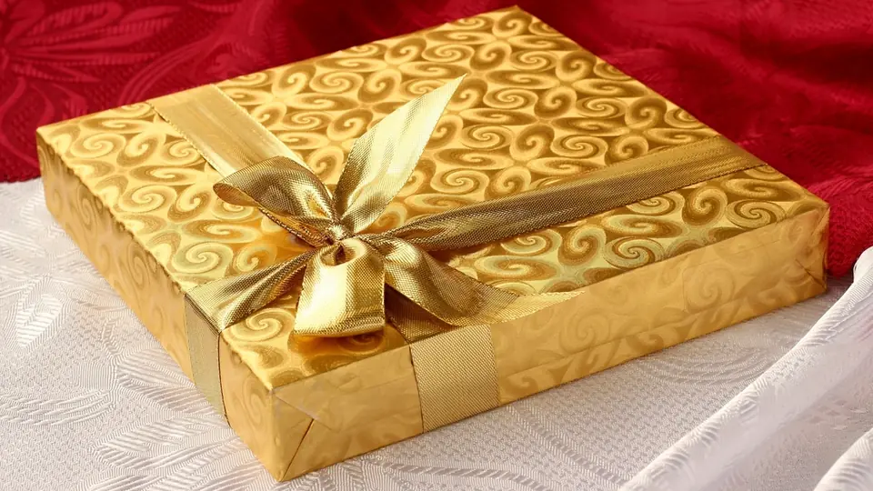 Kerstcadeaus in goudkleurig papier