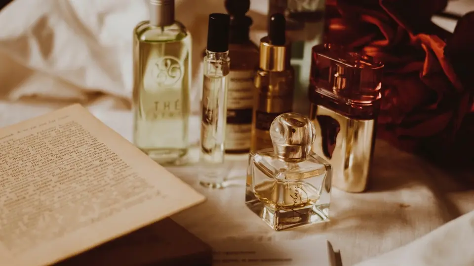 Open boek tussen parfumflesjes