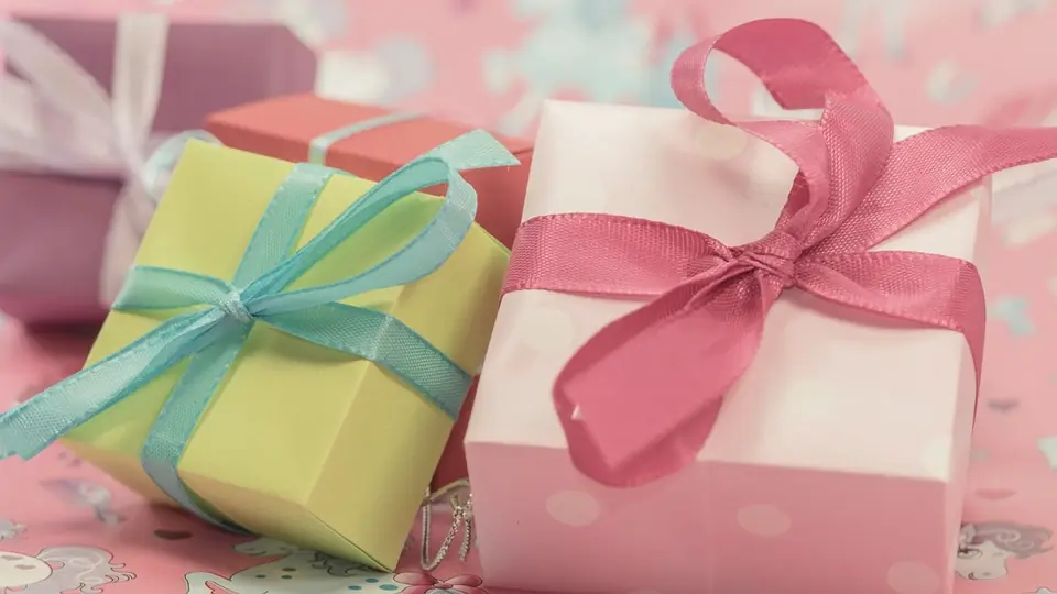 Stapel kleurrijk ingepakte cadeaus